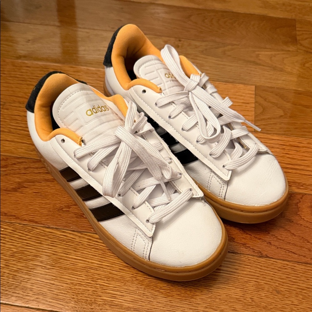 Like new Adidas White yellow cloud foam comfort sneakers